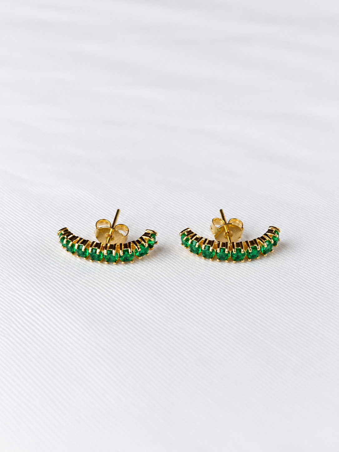 Brinco earhook com pedras esmeralda